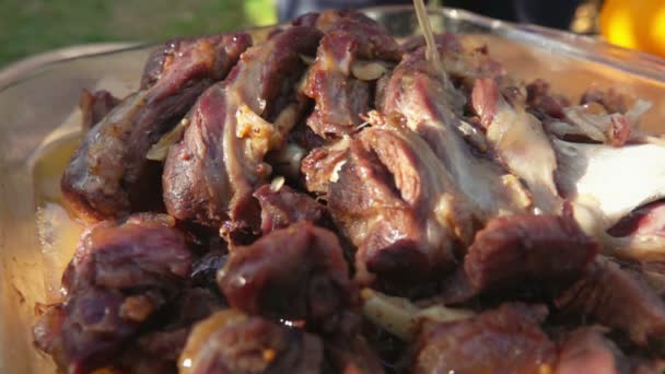 Deliciosa salsa se vierte en las costillas de carne preparadas al aire libre — Vídeo de stock