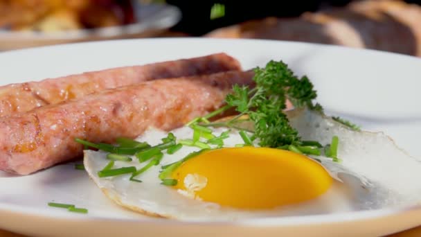 Primo piano del piatto bianco con salsicce fritte e uova — Video Stock