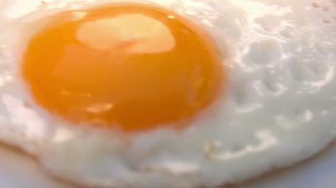 Beyaz tabakta pişmiş yumurtanın süper yakın çekimi.