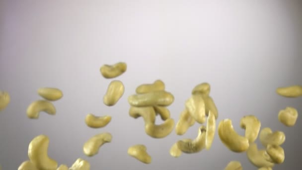 Cashewnoten stuiteren op een witte achtergrond — Stockvideo