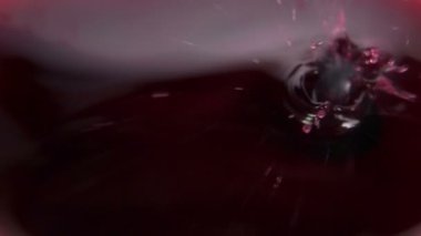 Böğürtlen suyuna dökülen büyük yaban mersinlerinin süper yakın çekimi.