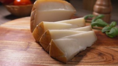 Üçgen şeklinde kesilmiş yarı sert koyun peyniri manzarası. 