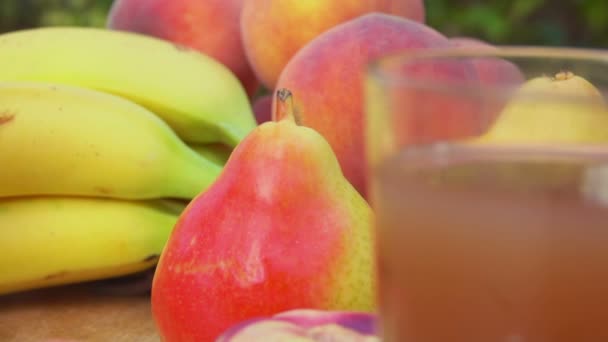 Panorama das frutas frescas para o copo com suco de frutas múltiplas — Vídeo de Stock