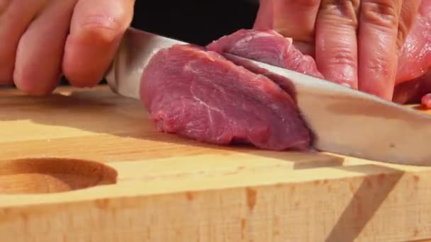 Köche hacken rohes Steak in Stücke — Stockvideo