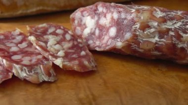 Lezzetli kuru sosis panoraması. Çatalla dilimlenmiş. 