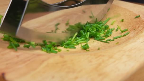 El cuchillo redondo especial está cortando tallos de hierbas culinarias — Vídeo de stock