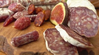 Tahtanın üzerinde duran lezzetli ev yapımı kuru sosisler.