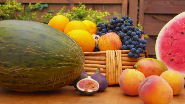 Panorama de las deliciosas frutas maduras y bayas — Vídeo de stock