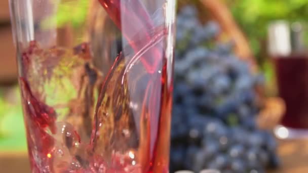 De stoom van heerlijke verse druivensap wordt gegoten in een jag — Stockvideo