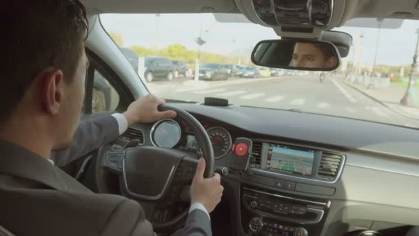 Un chauffeur personnel conduit la voiture dans les rues de la ville — Video