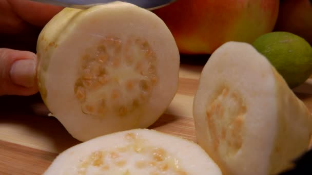 Guava esotica tagliata sulle fette rotonde su un tagliere — Video Stock