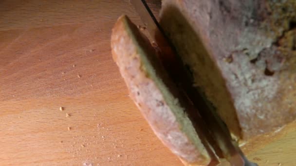 Pão de cereais francês cortado com uma faca — Vídeo de Stock