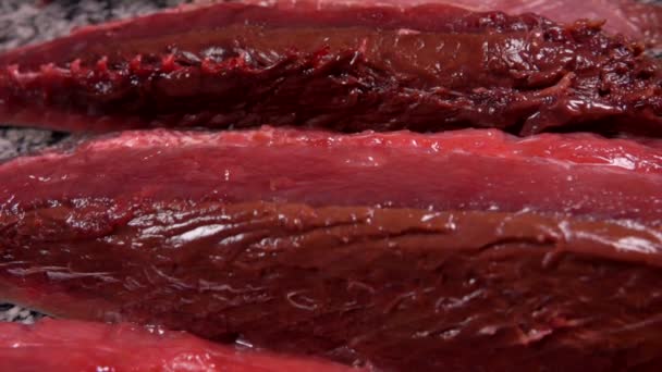 Panorama van rauwe tonijnfilet op een grijze stenen tafel — Stockvideo