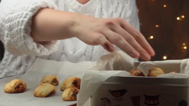 A női kezek karácsonyi sütiket vesznek ki a sütőtálcáról. — Stock videók