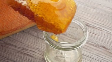 Cam kavanoza akan balı kapat.