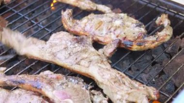 Hazır et parçaları ızgarada kızarıyor.