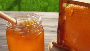 Bal Dipper cam kavanozdan lezzetli bal topluyor. 