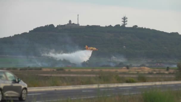 Avión de extinción de incendios Canadair Bombardier 415 vierte agua para extinguir el fuego — Vídeos de Stock