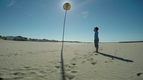 小男孩正在看海滩上的天气球 — 图库视频影像