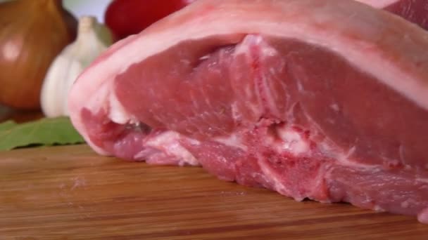 Панорама сырого мяса, разрезанного ножом на доске — стоковое видео