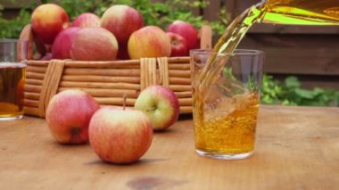 Taze elma suyu testiden bardağa dökülür.