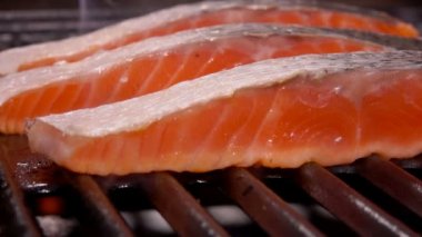 Izgarada kızartılmış lezzetli çiğ somon fileto bifteği.