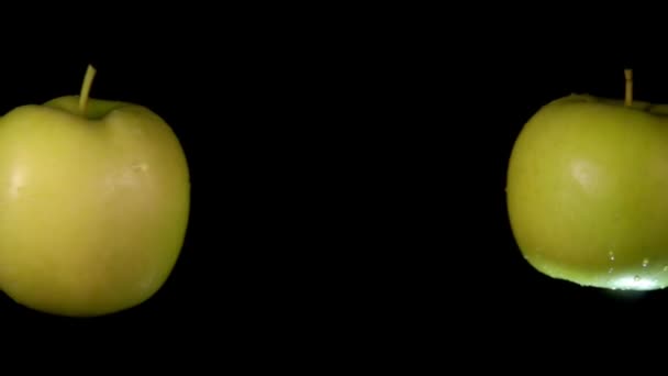 Duas maçãs verdes maduras estão voando uma em direção à outra em movimento super lento — Vídeo de Stock