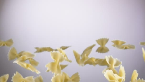 Pasta Farfalle fliegt in der Luft auf weißem Hintergrund — Stockvideo