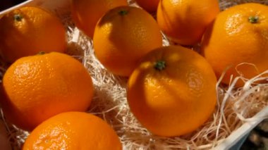 Kadın eli, lezzetli bir portakalı ahşap bir kutudan alır.