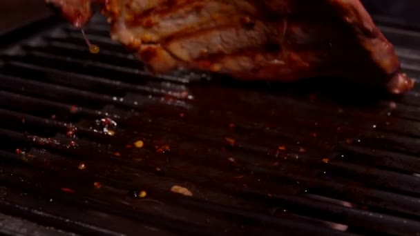 Cook flips το νόστιμο μπριζόλα στην επιφάνεια της σχάρας με μια λαβίδα κουζίνας — Αρχείο Βίντεο