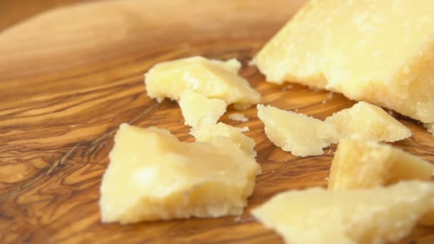 Κοντινό πανόραμα από νόστιμα σκληρά κομμάτια τυρί παρμεζάνα — Αρχείο Βίντεο