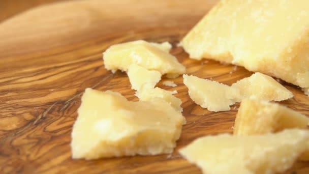 Panorama ravvicinato di deliziosi pezzi di parmigiano stagionato — Video Stock