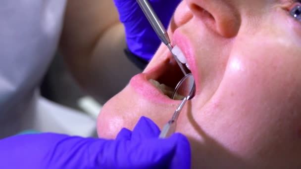Dentysta robi profesjonalne czyszczenie zębów w ustach pacjentki — Wideo stockowe