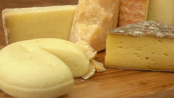 Панорама різних видів смачних французьких сирів. — стокове відео