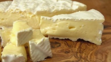Lezzetli krem peyniri bir çatalla tahta bir tahtadan alınır.
