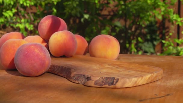 木の板には桃のスライスが落ちています。 — ストック動画