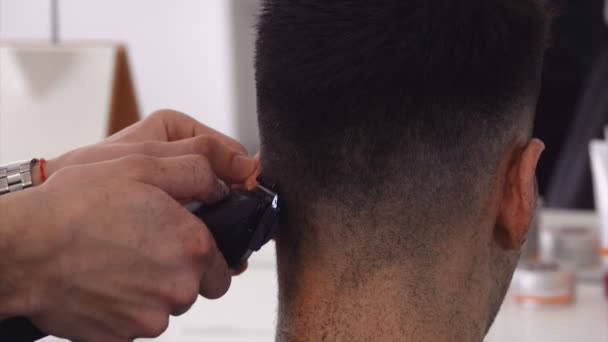 Primer plano de un peluquero manos haciendo un corte de pelo de la máquina masculina — Vídeos de Stock