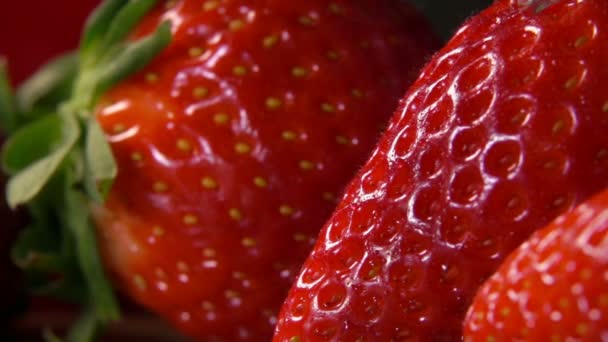 Primer plano de las fresas rojas con una gota de agua fluyendo hacia abajo — Vídeos de Stock