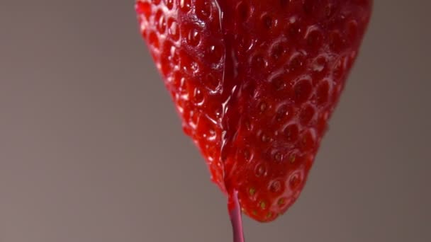 Close-up do morango com gotas de suco fluindo pela superfície — Vídeo de Stock