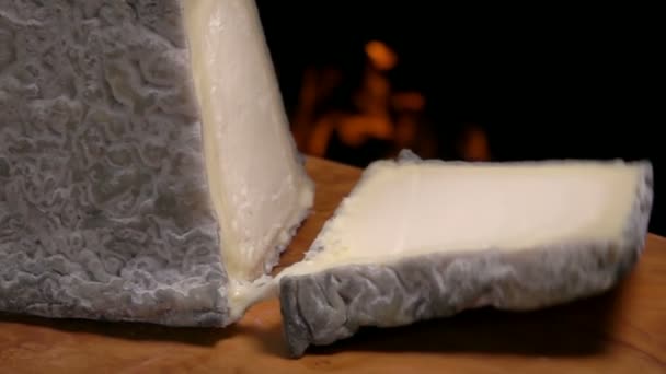 Pezzo di piramide Valencay formaggio che cade su una tavola di legno — Video Stock