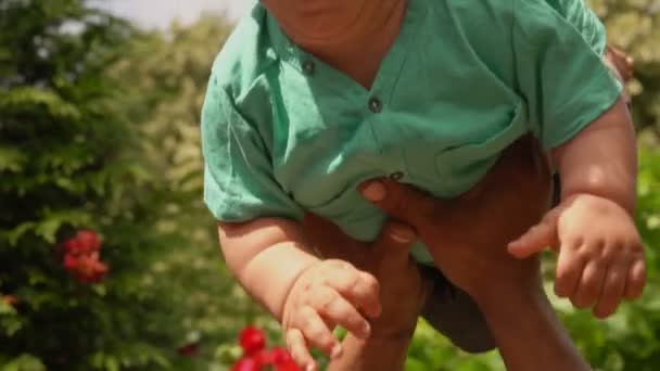 Detailní záběr šťastný otec zvrací veselý malý chlapec venku — Stock video