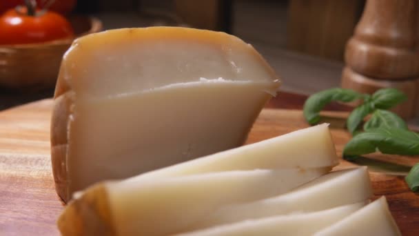 Üçgen şeklinde kesilmiş yarı sert koyun peyniri manzarası. — Stok video