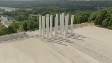 Saint-Christophe 'un on iki sütununun hava saldırısı.