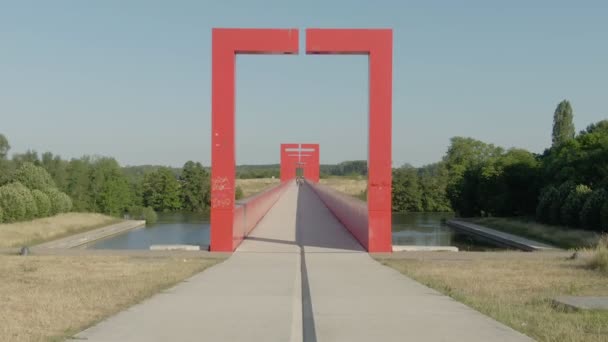 Flygfotografering av en modern konceptuell bro med rött — Stockvideo