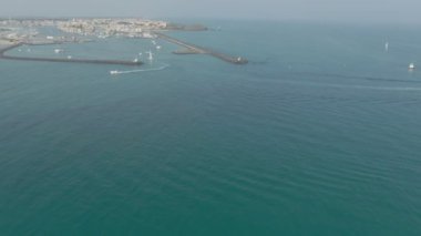 Denizdeki güzel marinada yelken açan bir yatın havada vurulması.