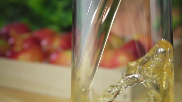 El jugo de manzana fresca se vierte en la jarra de vidrio grande — Vídeo de stock
