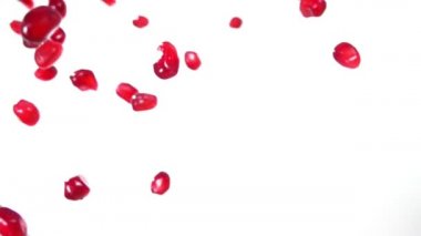 Sulu nar taneleri beyaz arka planda çapraz olarak uçuyor. 