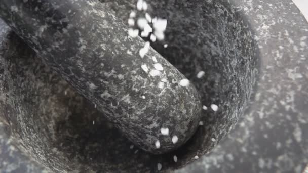 Grandi pezzi di sale marino stanno cadendo nella malta grigia di pietra — Video Stock