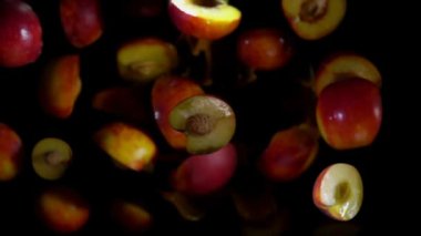 Taze olgun şeftalinin yarısı meyve suyuyla zıplıyor.