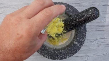 Erkek el, taşın içine limon tadı katıyor. Kahverengi şekerli.